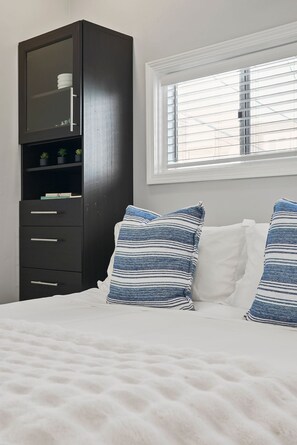 2 quartos, escrivaninha, ferros/tábuas de passar roupa