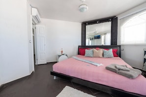 1 habitación, tabla de planchar con plancha, wifi gratis y ropa de cama