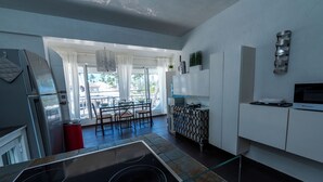 Coffee/tea maker, microwave, stovetop, toaster