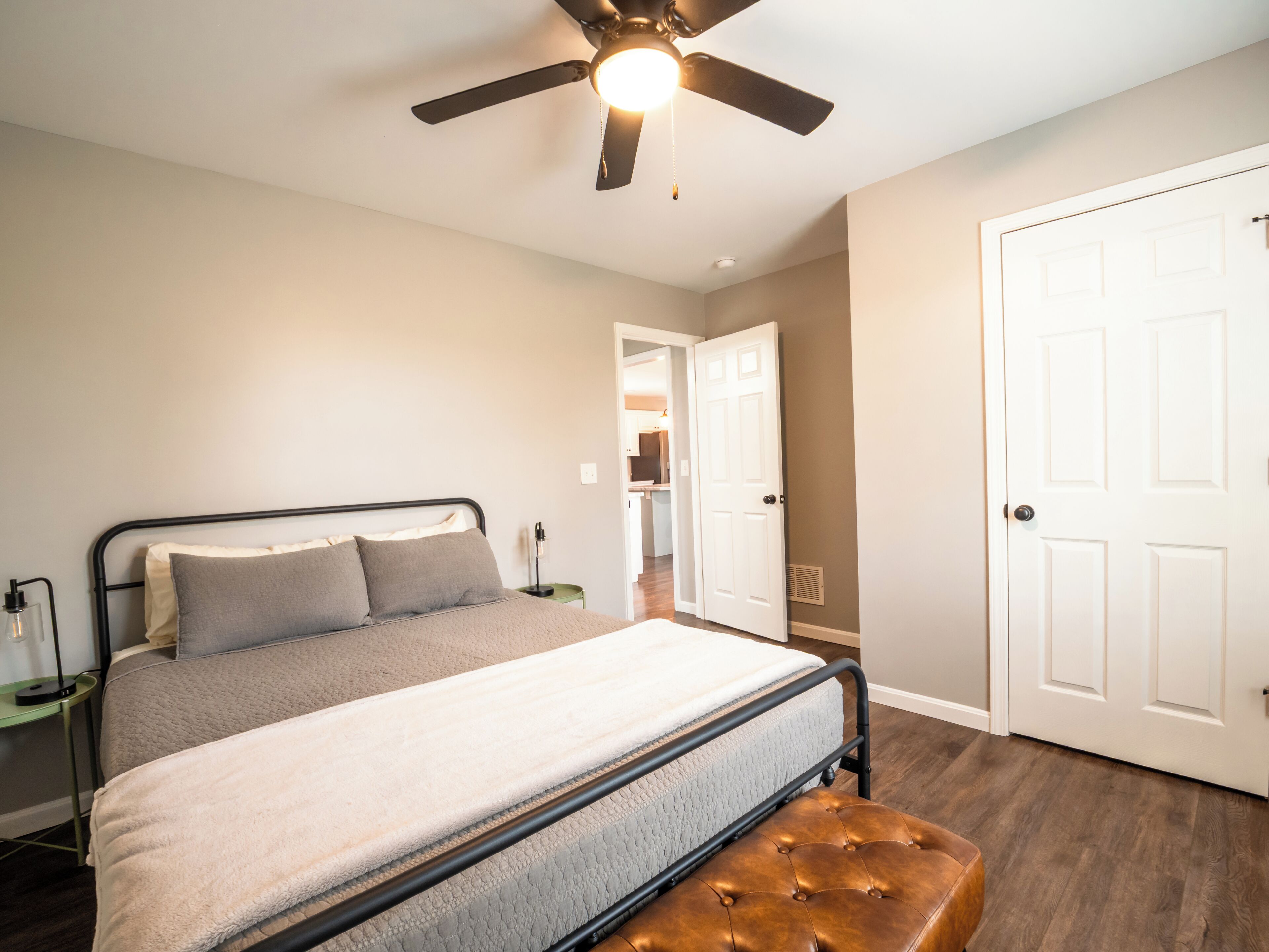 3 chambres, fer et planche à repasser, Wi-Fi gratuit, draps fournis