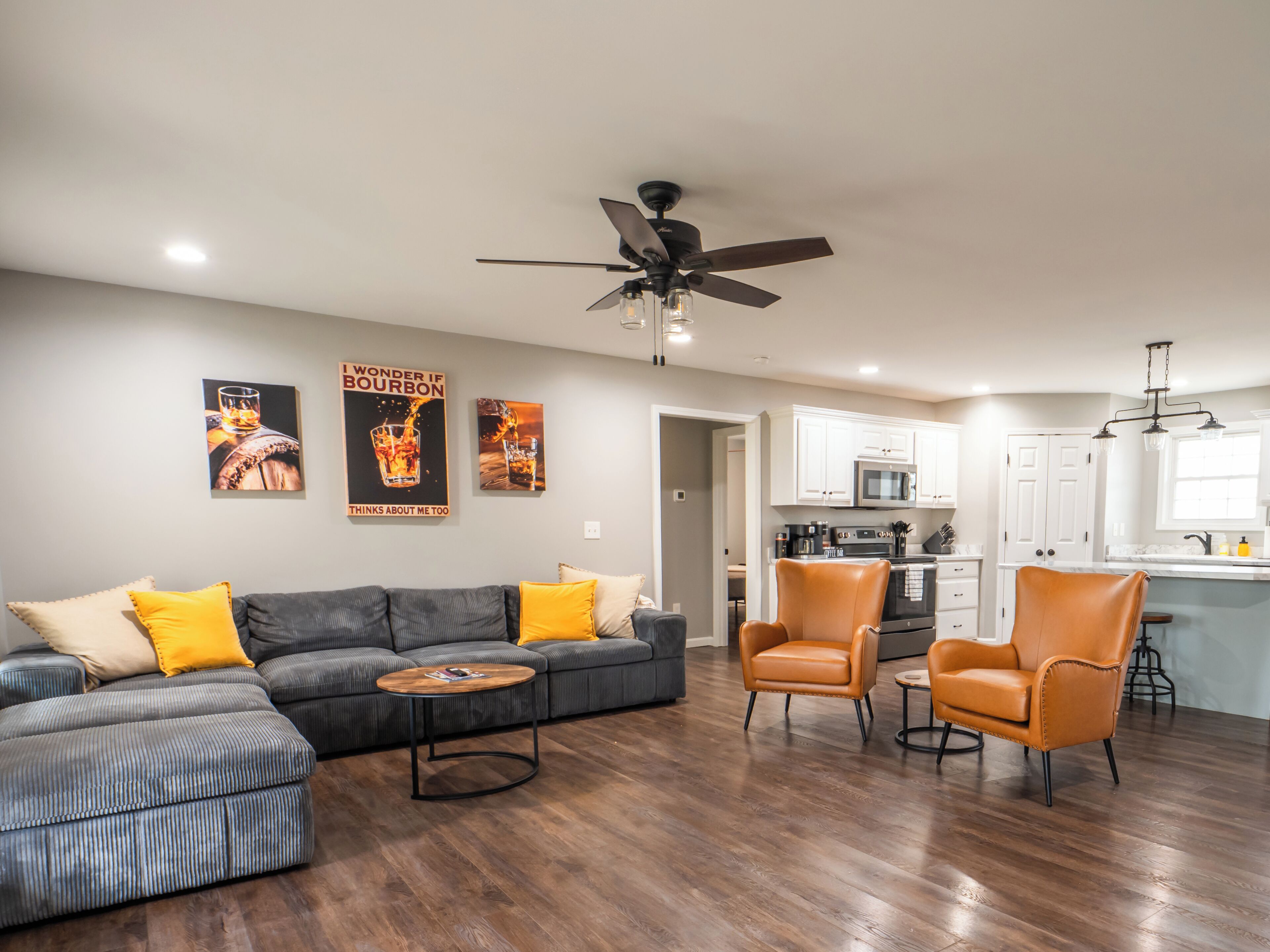 Smart TV, futbolito, mesa de ping pong