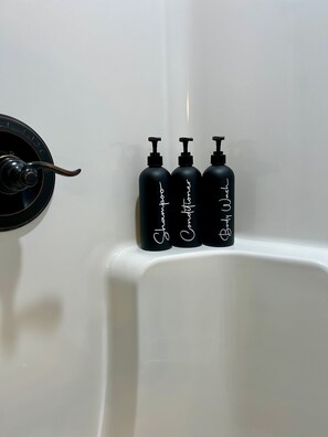 Shower, jetted bath, hair dryer, towels