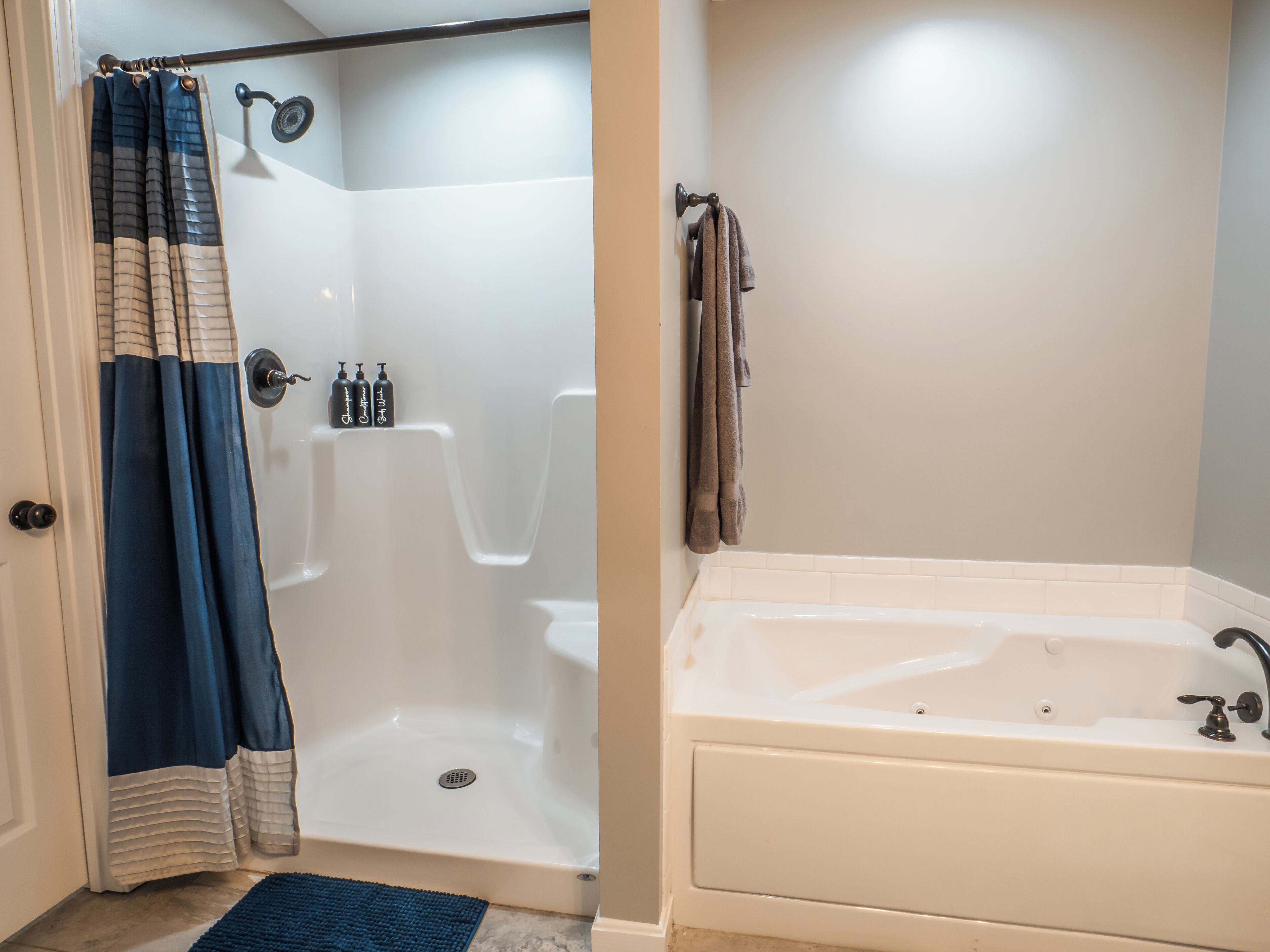 Shower, jetted bath, hair dryer, towels