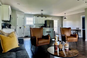 Smart TV, tavolo da calcetto, tavolo da ping pong