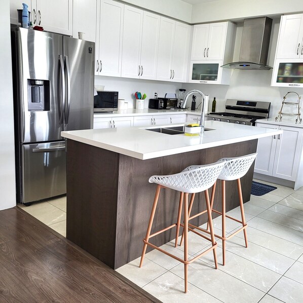 Réfrigérateur, micro-ondes, four, plaque de cuisson