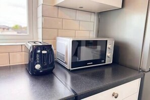 Een koelkast, een microgolfoven, een oven, een kookplaat