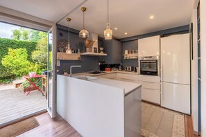 Kühlschrank, Mikrowelle, Ofen, Geschirrspüler