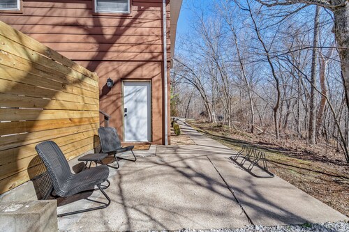 Private Suite, Sleep and Bike- Seconds 2  trail! Private Basement Apartment.