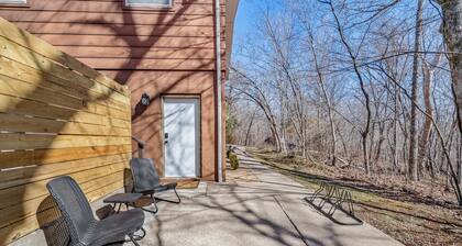 Private Suite, Sleep and Bike- Seconds 2 trail! Private Basement Apartment.