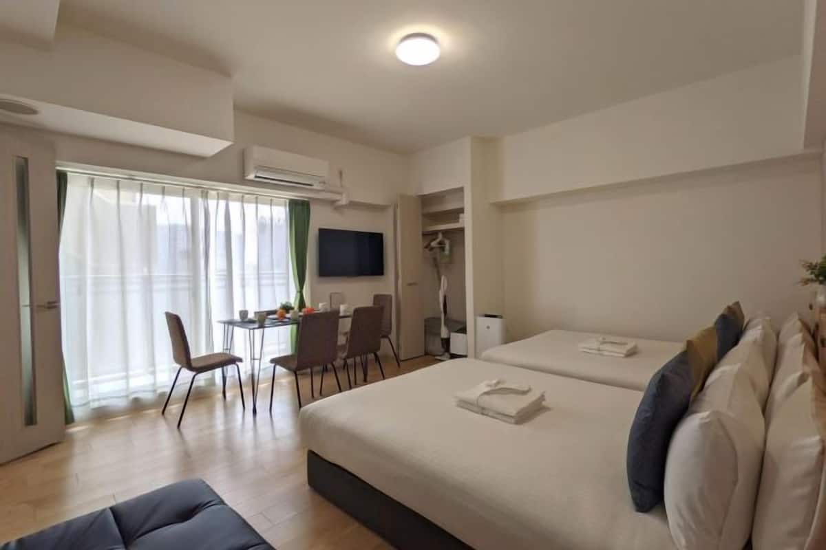 1 Schlafzimmer, hochwertige Bettwaren, Verdunkelungsvorhänge