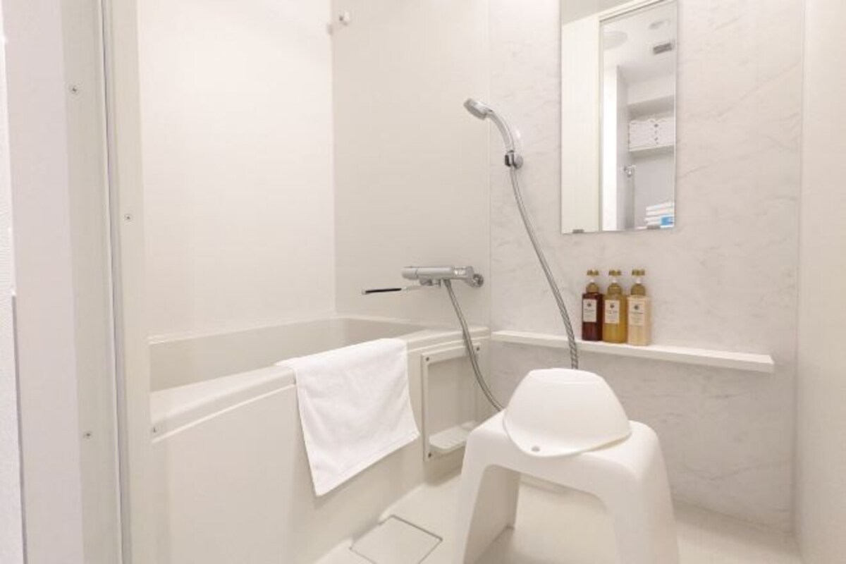 Separate tub and shower, deep soaking tub, free toiletries, hair dryer