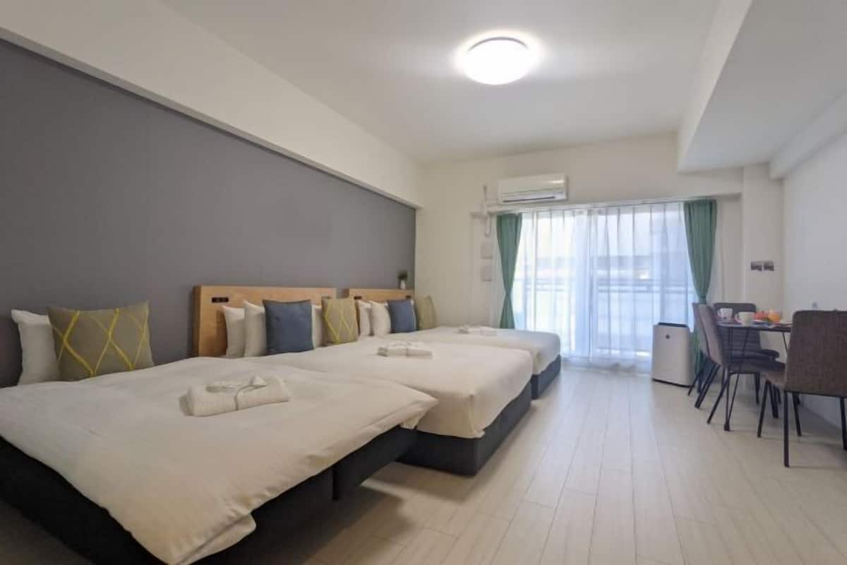 1 Schlafzimmer, hochwertige Bettwaren, Verdunkelungsvorhänge