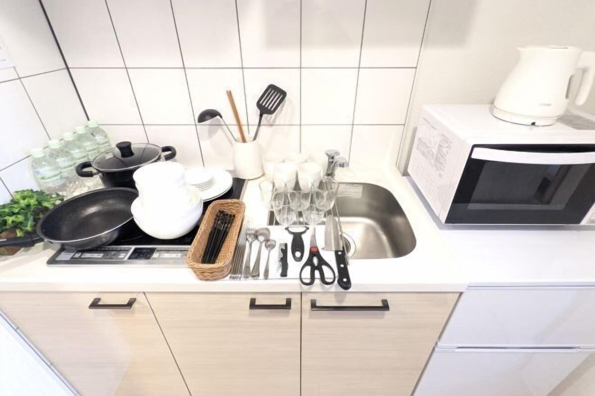 Lemari es besar, microwave, kompor, dan ketel listrik
