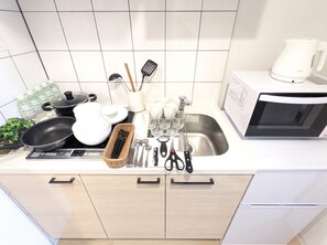 Full-size fridge, microwave, stovetop, electric kettle