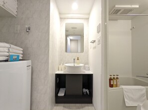 Separate bathtub and shower, free toiletries, hair dryer, slippers - ESLEAD HOTEL Namba South 2 (Osaka)