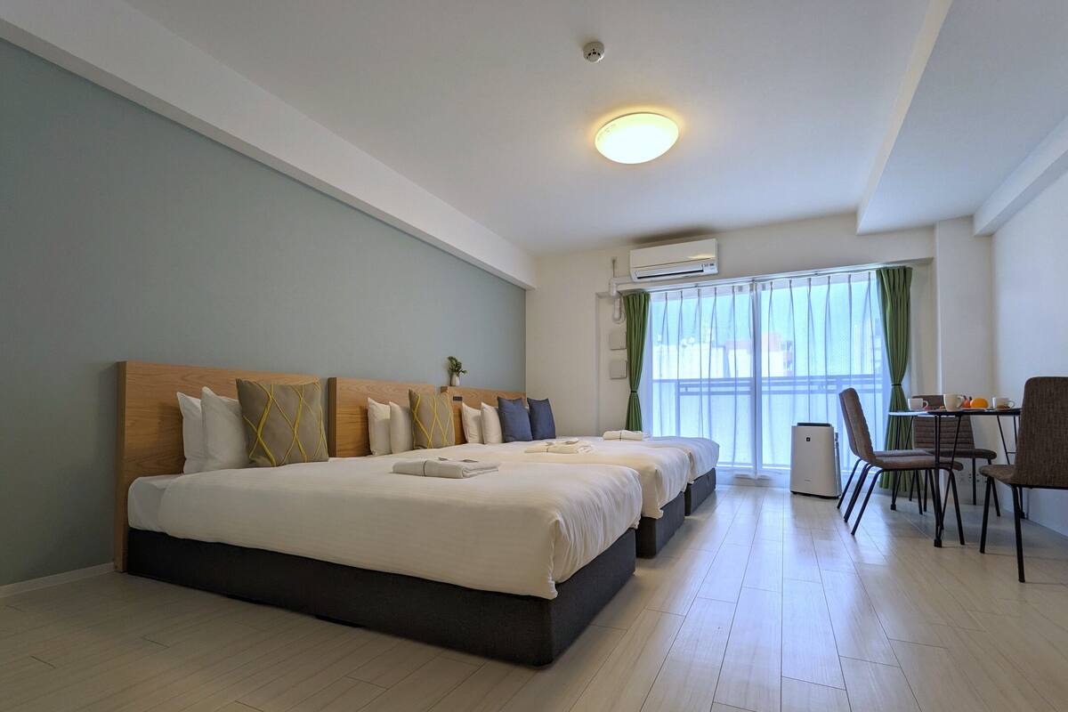 Ein Hotelzimmer mit einem großen Bett, einem Schreibtisch und einem Stuhl.