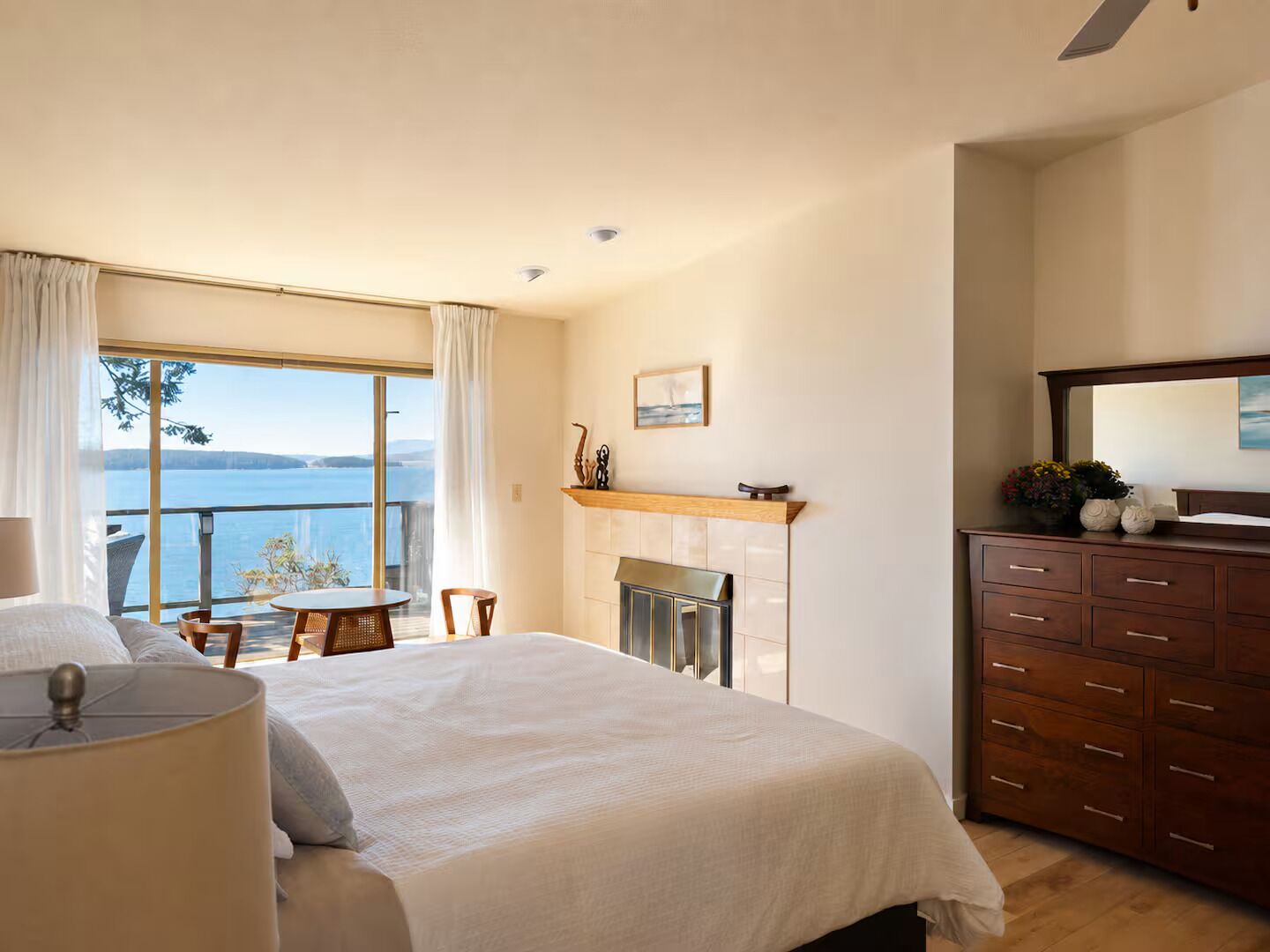 4 bedrooms, desk, iron/ironing board, travel crib