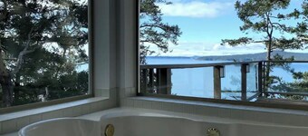 SaliHaven: Oceanfront 4Bedrooms 5Beds 3.5Bath