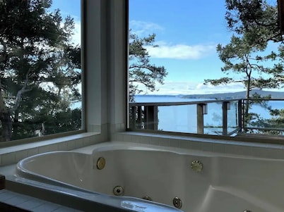 SaliHaven: Oceanfront 4Bedrooms 5Beds 3.5Bath