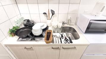 Lemari es besar, microwave, kompor, dan ketel listrik