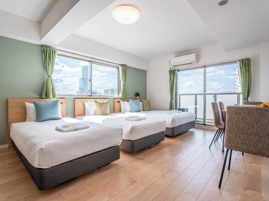 Premium Quadruple Room, City View | Peralatan tempat tidur premium, langsir/tirai gelap terus