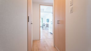 プレミアム 4 人部屋 シティビュー | 高級寝具、遮光カーテン、WiFi (無料)、ベッドシーツ