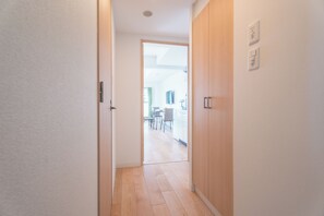 Premium-Vierbettzimmer, Stadtblick | Hochwertige Bettwaren, Verdunkelungsvorhänge, kostenloses WLAN