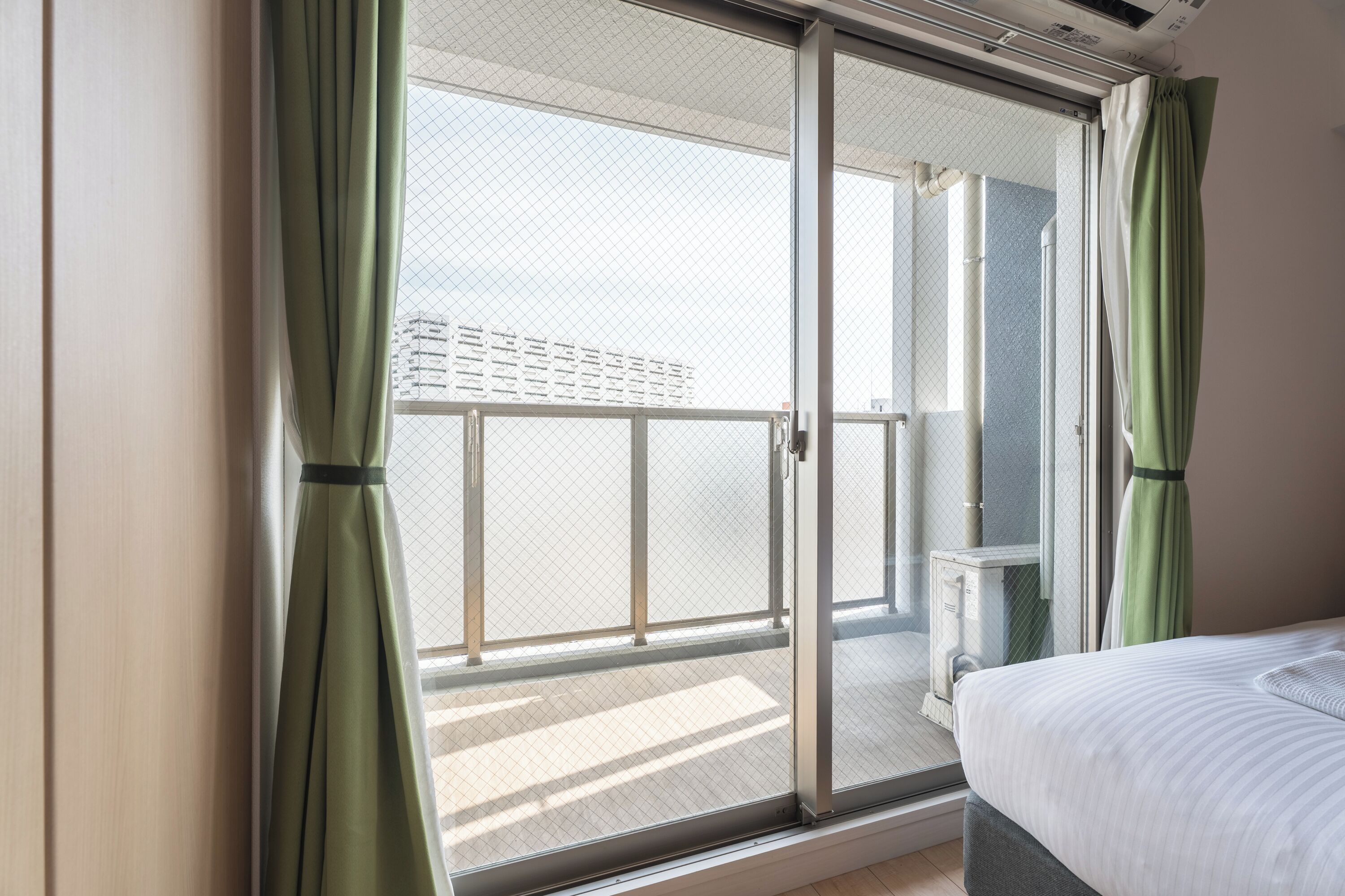 Habitación cuádruple Deluxe, vistas a la ciudad | Balcón