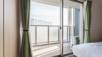 Habitación cuádruple Deluxe, vistas a la ciudad | Balcón