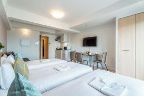 Ropa de cama de alta calidad, cortinas blackout y wifi gratis 