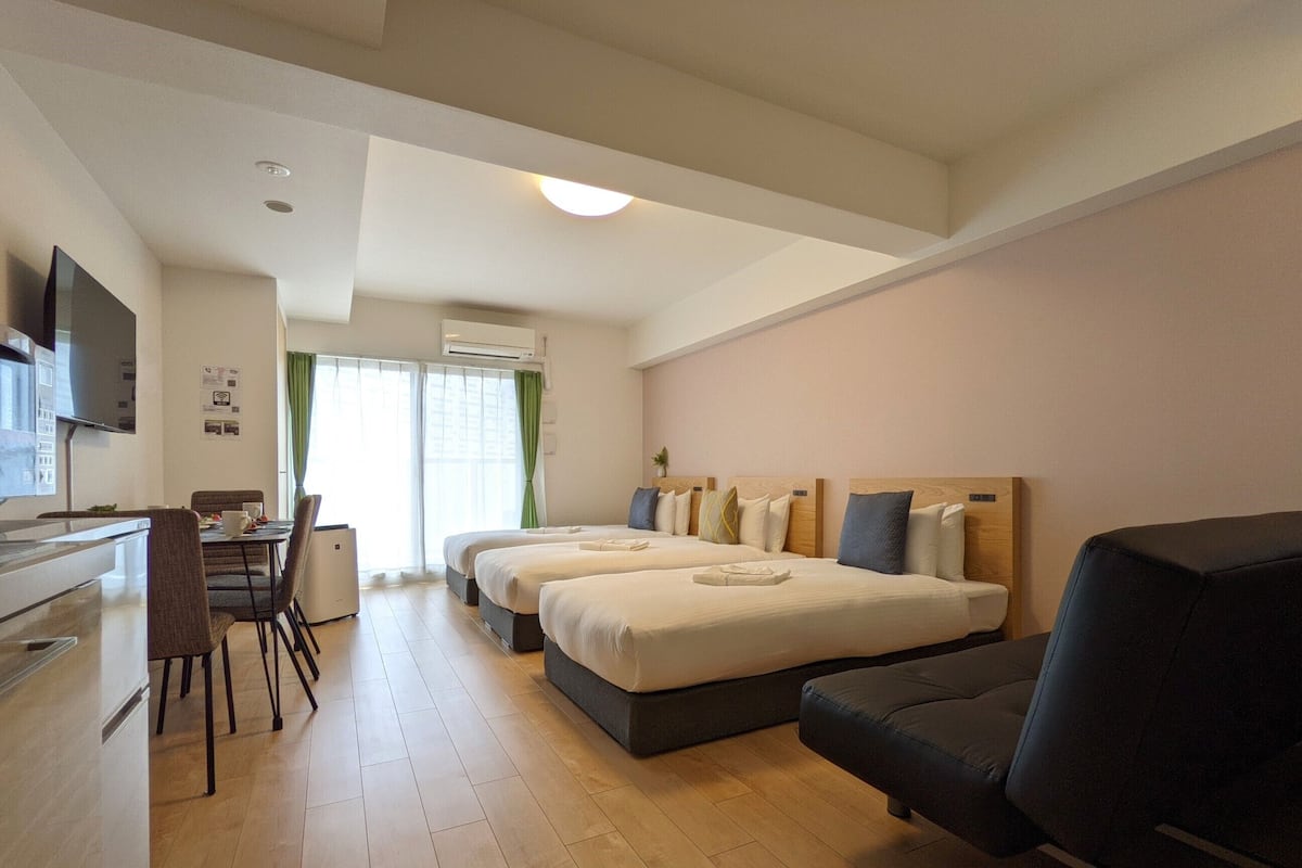 Ropa de cama de alta calidad, cortinas blackout y wifi gratis