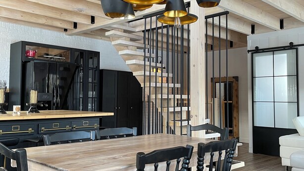 A modern kitchen with a wooden dining table, black chairs, and pendant lights. - Oasis thermal -  Mauricie- N.E. Chic Shack (Saint-Mathieu-du-Parc)