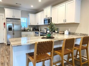 Stovetop, dishwasher, coffee/tea maker, cookware/dishes/utensils - Escape to Lakefront Walk-in on Lake Hamilton! (Lake Hamilton)