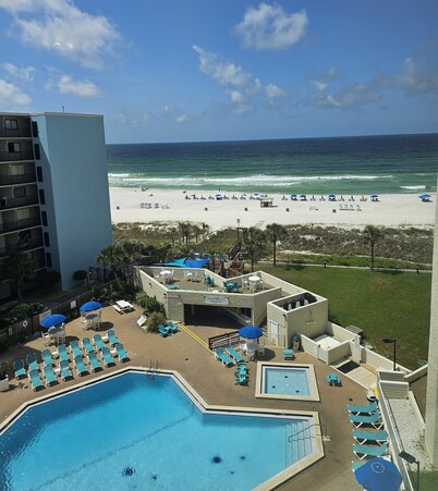 BEACH & POOL VIEW!! LOCATED DIRECTLY ON THE BEACH!!