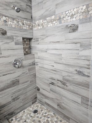 Ducha, secador de pelo, toallas y jabón