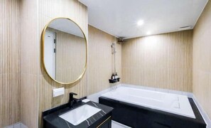 Deluxe Double Room | Bathroom | Hair dryer, bathrobes, towels, soap - JECHEON NO.25 HOTEL (Jecheon)