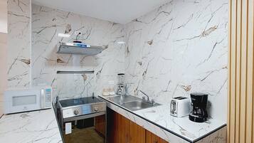 Jääkaappi, mikroaaltouuni, uuni, liesi