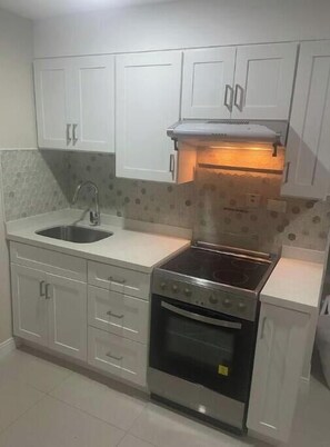 Refrigerador, microondas, horno y parrilla de estufa 