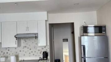 Een koelkast, een magnetron, een oven, een kookplaat