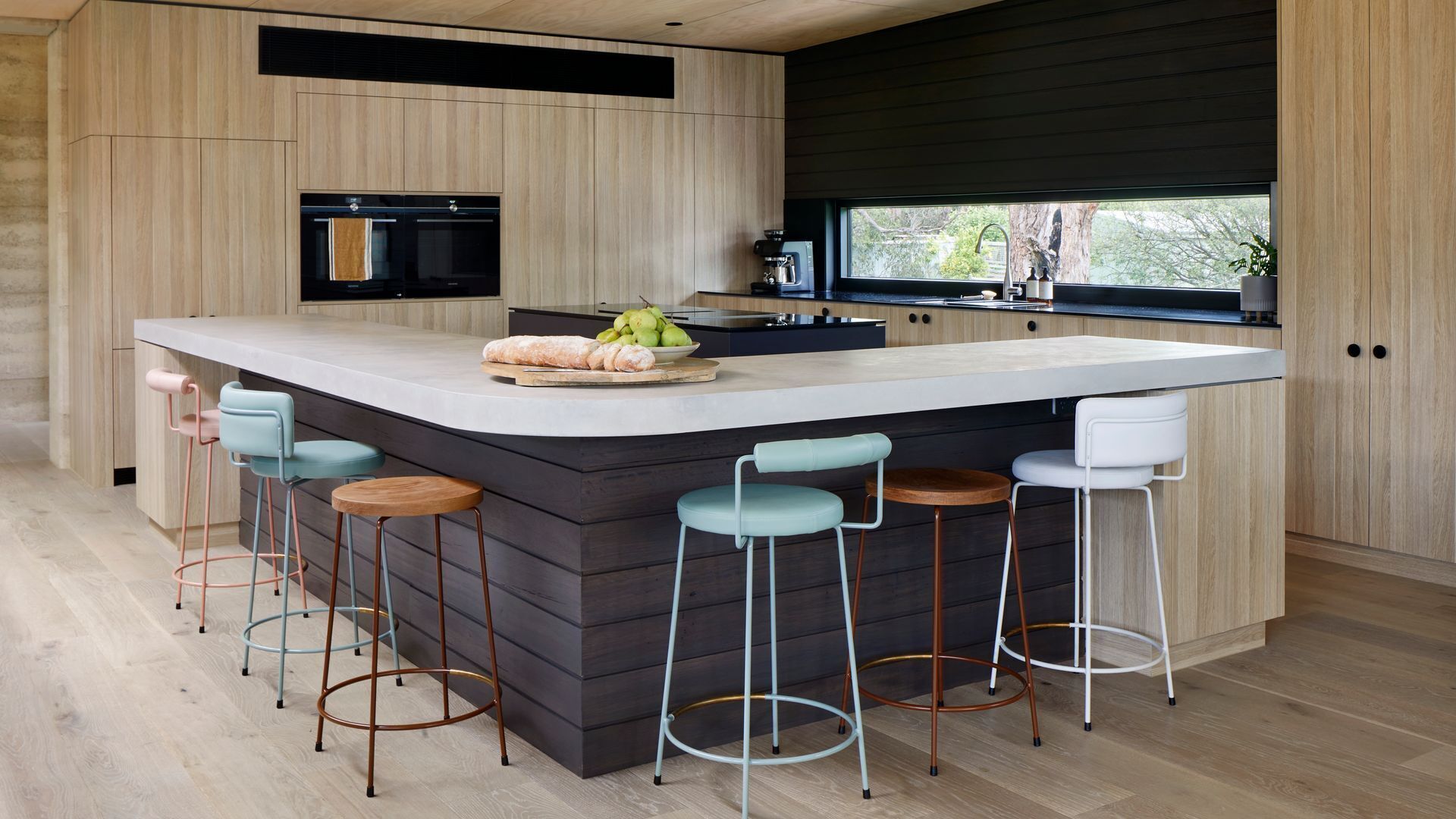 Jääkaappi, mikroaaltouuni, liesi, astianpesukone