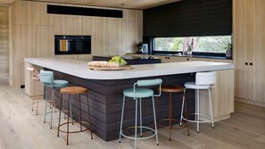 Réfrigérateur, micro-ondes, plaque de cuisson, lave-vaisselle