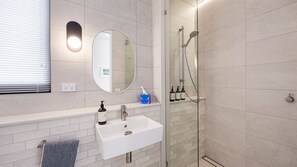 Een douche, een haardroger, handdoeken