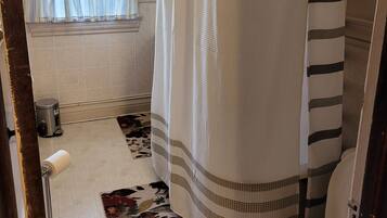 Serviettes fournies, savon, papier toilette