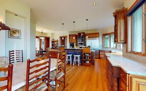 Dining - Sunrise to Sunset - Luxury reatreat, stunning views, swim spa! (Hayesville)