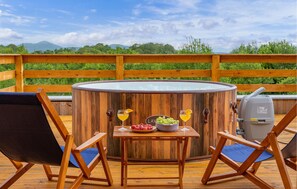 Outdoor spa tub - Amazing home in Bukovac Perusicki with sauna (Bukovac Perusicki)