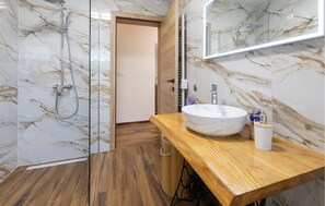 Shower, hair dryer - Amazing home in Bukovac Perusicki with sauna (Bukovac Perusicki)