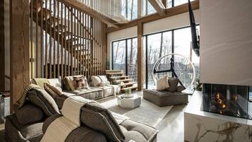 TV connectée, cheminée, table de tennis de table, chaîne hi-fi