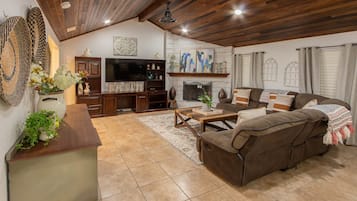 Smart TV y chimenea