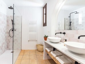 Douche, sèche-cheveux, serviettes fournies