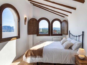 4 makuuhuonetta, silitysrauta/-lauta, internet, vuodevaatteet